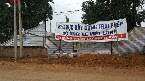 UBND xã phát hiện công trình xây dựng trái phép này từ tháng 10/2017, đã nhiều lần yêu cầu đình chỉ xây dựng, nhưng họ vẫn lén lút xây. UBND xã cũng đã ban hành quyết định xử phạt hành chính 2 triệu đồng, báo cáo UBND huyện. Ảnh: Dân Việt.