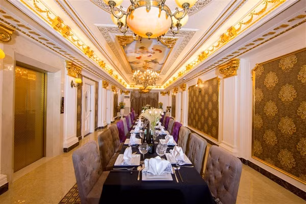 Nữ diễn viên cho biết ý tưởng dát vàng ngôi nhà xuất phát từ đam mê nghệ thuật của cô. "Tôi không để ý nhiều đến góc độ vật chất, cũng không muốn chơi trội khi xây dựng ngôi nhà này", Lý Nhã Kỳ nói. Ảnh: Vietnamnet.