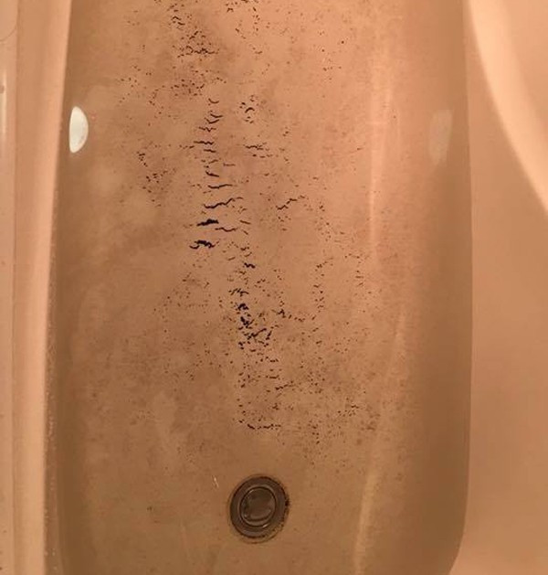 Trong suốt những ngày xảy ra sự cố (6/5 đến chiều tối 9/5), Công ty cấp nước Hà Đông cũng đã đưa ra một số biện pháp để khắc phục, giải quyết tình thế như cho 7 xe chở nước sạch tới để cung cấp nước tạm thời cho người dân sinh hoạt. Ảnh: Thời Đại.