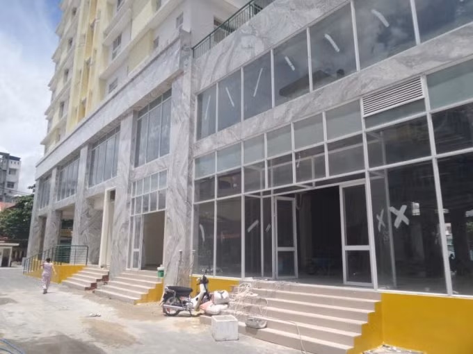 Trong khi xây dựng trái phép nhiều hạng mục công cộng thì bãi giữ xe tự động, cây xanh… đến nay Công ty Khang Gia vẫn không thực hiện. Ảnh: Batdongsan.com.