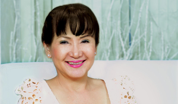 Sau đó, với ý định thành lập ngân hàng, bà Ngọc đã thay chồng quán xuyến và dần phụ trách toàn bộ mảng kinh doanh mía đường. Cho tới khi ông Đặng Văn Thành gây dựng Sacombank trở thành một trong những ngân hàng bán lẻ lớn nhất Việt Nam thì bà Huỳnh Bích Ngọc đã là “nữ hoàng” của ngành mía đường. Ảnh: doanhnhansaigon.vn.