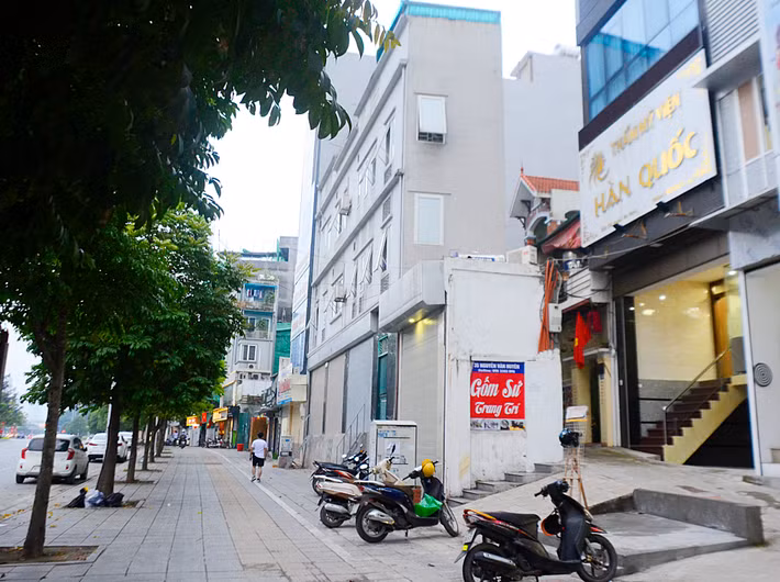 Đơn cử như trên con đường nghìn tỷ Nguyễn Văn Huyên kéo dài (quận Cầu Giấy, Hà Nội) đã xuất hiện nhiều " nhà đất siêu mỏng, siêu nhỏ" vô cùng xấu xí.