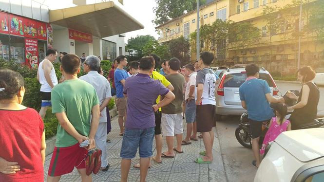 Phía đại diện Công ty nước sạch Sông Đà cho biết đã thông báo việc cắt nước cho phường Phúc La (quận Hà Đông). Nguyên nhân là bởi đường ống nước sông Đà bị vỡ khiến áp lực nước yếu. Tại thời điểm làm việc, giải pháp cụ thể để giải quyết tình trạng thiếu nước sạch vẫn chưa được phía nhà cung cấp đưa ra. Ảnh: Tiền Phong.