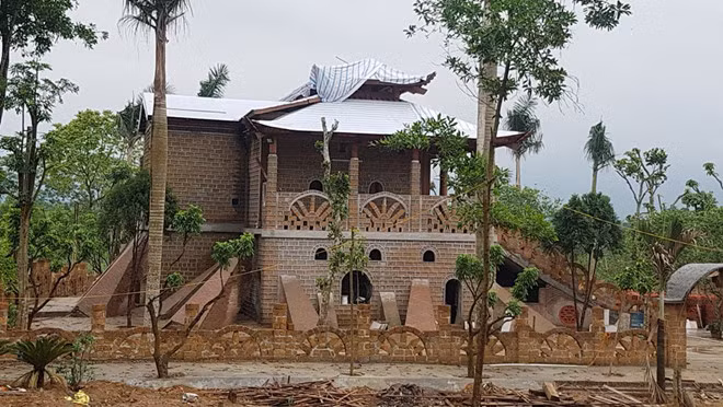 Tường cung điện được trám bằng đá ong nhìn khá bắt mắt. Ảnh: Vietnamnet.