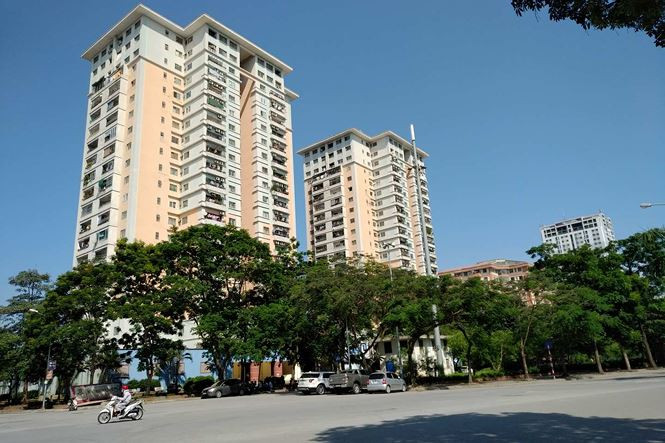 Cùng cảnh ngộ, hơn 300 hộ dân, tương đương khoảng trên 1.000 cư dân sinh sống tại Chung cư CT3A-CT3B Văn Quán (phường Phúc La, Hà Đông, Hà Nội) cũng bị đảo lộn cuộc sống khi bị mất nước đột ngột. Ảnh: Tiền Phong.