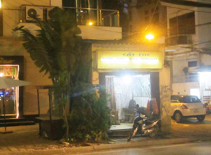 Một "ngôi nhà vô duyên" không kém nghiễm nhiên tồn tại ngay trên vỉa hè ở đường Nguyễn Phong Sắc, nằm cạnh cổng sau của trường Học viện Báo chí Tuyên truyền, ngang nhiên chắn ngang trước một phần mặt tiền của quán cà phê.