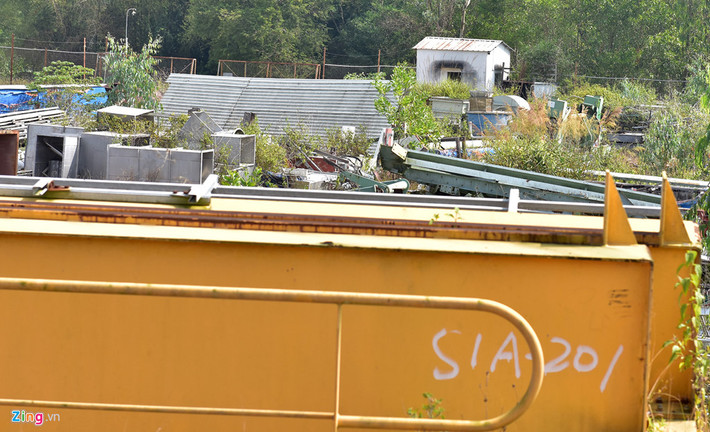 Qúa trình thực hiện, nhà đầu tư đã phát sinh 5 lần điều chỉnh dự án. Nhãn mác, ký hiệu bên ngoài của 21 nhóm loại máy móc thiết bị tại mặt bằng nhà máy qua thanh tra cho thấy được sản xuất, chế tạo từ năm 2003 về trước. Tỉnh Quảng Ngãi chấp thuận cấp giấy chứng nhận đầu tư lần thứ 3 vào tháng 11/2011, với nội dung điều chỉnh vốn từ 2.219 tỷ đồng lên hơn 5.000 tỷ đồng (vốn góp và các nguồn khác 20%, vốn vay 80%).