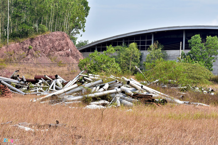 Bãi thiết bị gỉ sắt nằm ngổn ngang lẫn trong cỏ dại quanh nhà máy bột và giấy Tân Mai. Tháng 1/2010, doanh nghiệp được Quảng Ngãi cho thuê hơn 45 ha đất nhưng đến tháng 5/2017 vẫn chưa lập thủ tục để được cấp giấy chứng nhận quyền sử dụng đất.
