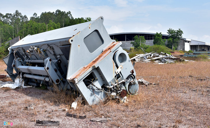 Thiết bị tiền tỷ nằm la liệt trên công trường nhà máy. Đến nay nhà đầu tư mới san lấp mặt bằng, xây dựng một số công trình như: Nhà kho chứa sản phẩm, khu văn phòng dở dang... Đến tháng 12/2013 là thời điểm phải kết thúc toàn bộ việc đầu tư xây dựng dự án, nhưng đến tháng 5/2018 vẫn chưa lập hồ sơ xin gia hạn thời gian sử dụng đất theo Nghị định 43 của Chính phủ.