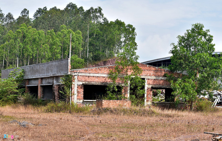 Khu văn phòng làm việc xây dựng dở dang đang trong tình trạng bỏ hoang. Đến nay nhà đầu tư vẫn chưa có tài liệu thiết kế kỹ thuật và bản vẽ thi công, chưa có hồ sơ thiết kế đối với các hạng mục về môi trường, đặc biệt chưa xác định vị trí xây dựng hệ thống cấp nước và xả thải của nhà máy.