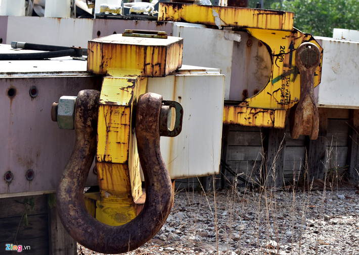 Thiết bị xuống cấp hoen gỉ, mục nát trên công trường. Tháng 12/2015, Sở Tài nguyên và Môi trường Quảng Ngãi kết luận thanh tra xác định doanh nghiệp này vi phạm tiến độ sử dụng đất và kiến nghị khẩn trương xây dựng các hạng mục công trình theo quy hoạch chi tiết để đưa đất vào sử dụng. Tuy nhiên đến tháng 5/2017, nhà đầu tư vẫn không thực hiện các nội dung theo kết luận thanh tra.