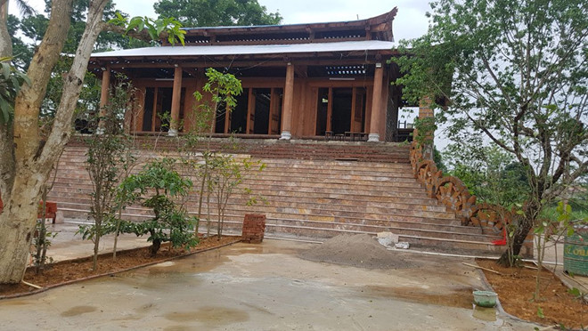 Tầng 2 được ngăn thành 3 gian, bên trong đã dựng 3 bệ thờ bằng bê-tông, mỗi bệ thờ có 5 bậc so le nhau. Ảnh: Vietnamnet.