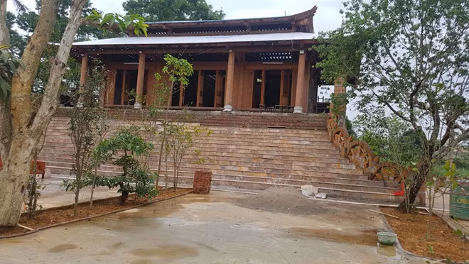 Tầng 2 được ngăn thành 3 gian, bên trong đã dựng 3 bệ thờ bằng bê-tông, mỗi bệ thờ có 5 bậc so le nhau. Ảnh: Vietnamnet.