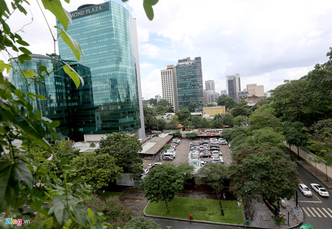 Tháng 6/2011, UBND TP đã có quyết định chấp thuận cho Công ty CP Đầu tư Lavenue sử dụng 4.896 m2 đất tại khu đất vàng số 8-12 Lê Duẩn để đầu tư xây dựng khách sạn cao cấp, thương mại – dịch vụ, căn hộ cho thuê với thời hạn sử dụng đất là 50 năm. Ảnh: Zing.