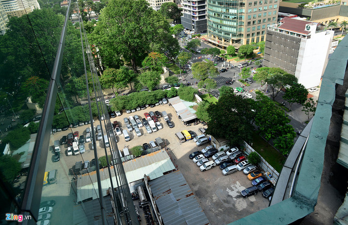 Hình thức sử dụng đất là Nhà nước giao đất có thu tiền sử dụng đất đối với khu đất tại số 8 Lê Duẩn và Nhà nước cho thuê đất trả tiền thuê hằng năm đối với khu đất số 12 Lê Duẩn. Trong đó, duyệt giá trị quyền sử dụng đất và giá trị công trình xây dựng trên đất tại số 8 Lê Duẩn (3.433m2), theo giá trị trường là hơn 621,7 tỷ đồng. Duyệt đơn giá thuê đất tại số 12 Lê Duẩn theo giá thị trường là hơn 3,5 triệu/m2/năm. Ảnh: Zing.