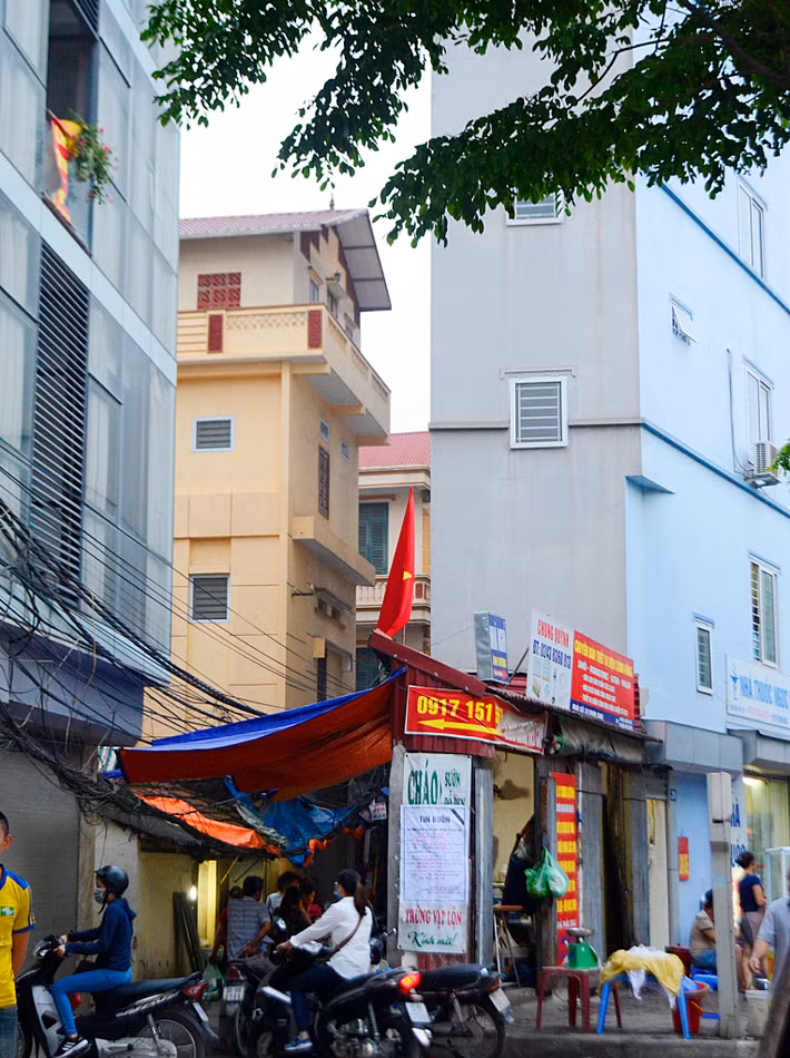 Góc nhà mỏng dính, nham nhở này là nơi mưu sinh của vài hộ dân.