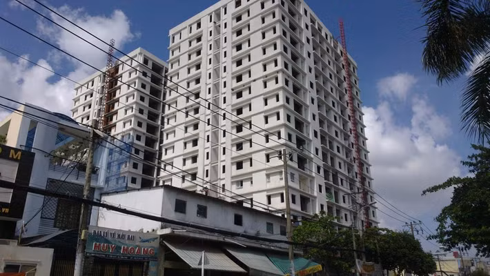 Theo đó, dự án Khang Gia Tân Hương khởi công vào ngày 25/10/2010 được CTCP Đầu tư và Xây dựng thương mại Đông Tây chịu trách nhiệm thi công phần móng, hầm, sàn tầng trệt, phần thân và hoàn thiện. Công ty TNHH Thiết kế và Xây dựng Trung Nam xây lắp phần thân, hoàn thiện, cấp thoát nước, hệ thống điện và thiết bị. Ảnh: Vietnamnet.