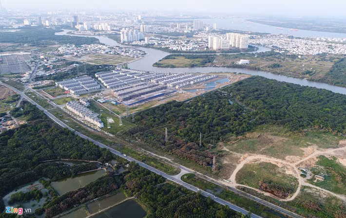 Trước đó, dư luận đã "sốc" trước thông tin Khu đất 32,5 ha tại xã Phước Kiển (khu vực huyện Nhà Bè và quận 7, TP.HCM) được Tân Thuận bán cho Quốc Cường Gia Lai với giá 419 tỷ đồng, tương đương 1,29 triệu đồng/m2. Cho đến khi bị "khui" ra "lùm xùm", khu đất này vẫn chỉ bỏ hoang, lau sậy mọc um tùm.