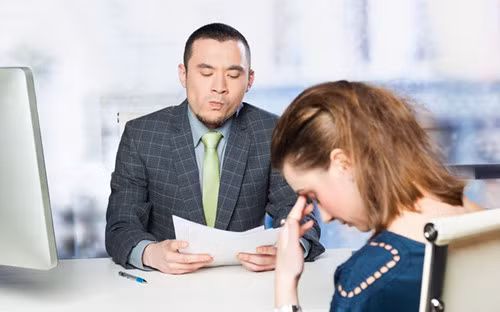 Kế đến nữa là câu chuyện khó tin có thật về một cô gái bị đánh trượt phỏng vấn của một công ty chỉ vì 25 tuổi vẫn chưa từng có người yêu, xảy ra ở Tứ Xuyên, Trung Quốc. Câu chuyện cụ thể>>> Bị đánh trượt phỏng vấn vì... 25 tuổi chưa có người yêu