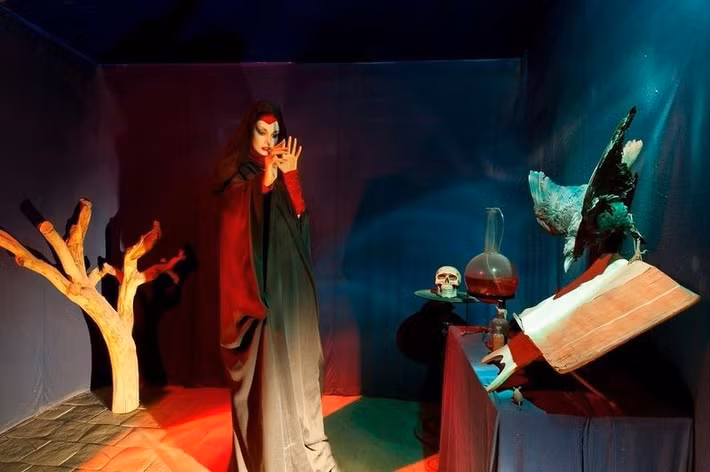 Bên trong lâu đài cũng có những khung cảnh dựng bằng tượng sáp mô phỏng theo các tình tiết của câu chuyện này.