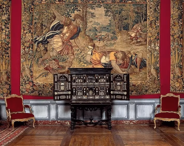 Trong 2 thập kỷ qua, lâu đài được trang trí thêm những mô hình tượng sáp mặc trang phục từ thế kỷ 18, mô phỏng bối cảnh chính của câu chuyện cổ tích nổi tiếng thế giới “Công chúa ngủ trong rừng”.