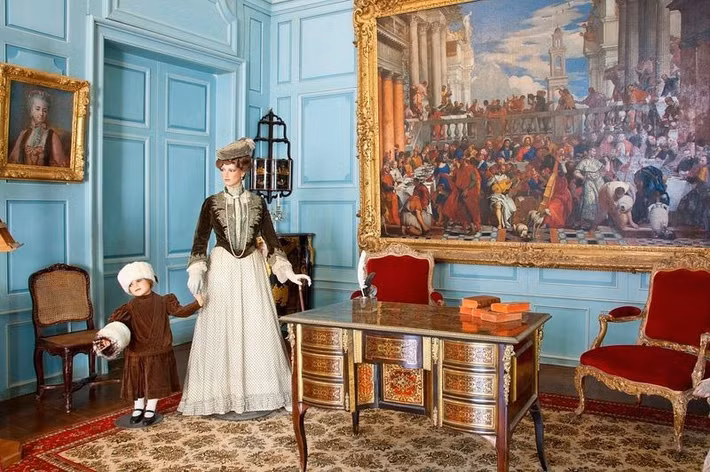 Vào thế kỷ 17, lâu đài Château d'Ussé trở thành tài sản của Louis Bernin de Valentinay. Valentinay là người có công hiện đại hóa, tôn tạo lại công trình này.