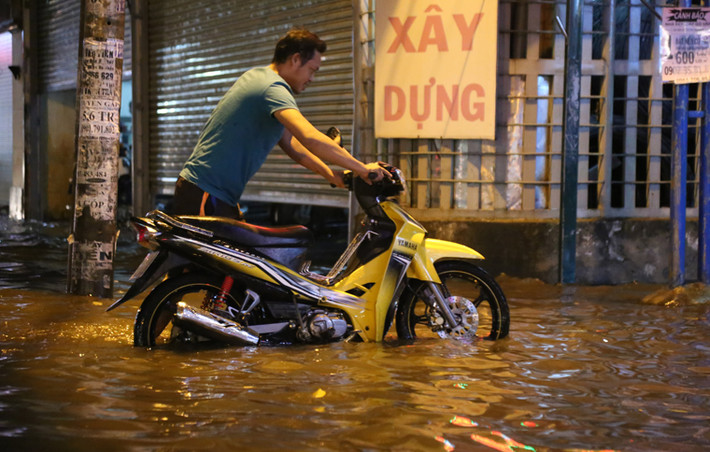 Cảnh khốn đốn của người dân trên đường trở về nhà sau cơn mưa chiều tối 26/9.