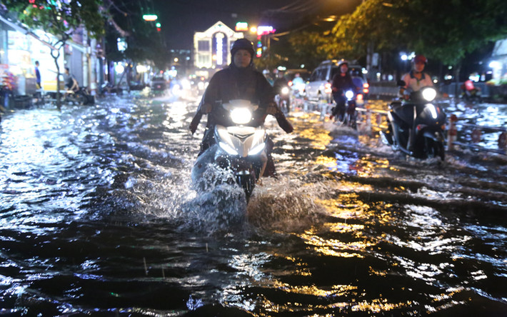 Đường Phạm Văn Chiêu (đoạn Quang Trung – Lê Đức Thọ) nước ngập cục bộ từ 0,4 - 0,5m, nhiều xe máy qua khu vực bị chết máy, bì bõm đẩy bộ.