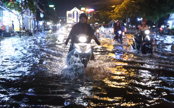 Đường Phạm Văn Chiêu (đoạn Quang Trung – Lê Đức Thọ) nước ngập cục bộ từ 0,4 - 0,5m, nhiều xe máy qua khu vực bị chết máy, bì bõm đẩy bộ.