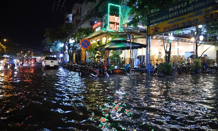 Tình trạng ngập nước xảy ra tại nhiều tuyến đường như đại lộ Phạm Văn Đồng (quận Bình Thạnh), Phan Văn Hớn, Nguyễn Văn Quá (quận 12), Phạm Văn Chiêu, Lê Văn Thọ, Cây Trâm (quận Gò Vấp), Phan Huy Ích (quận Tân Bình),...