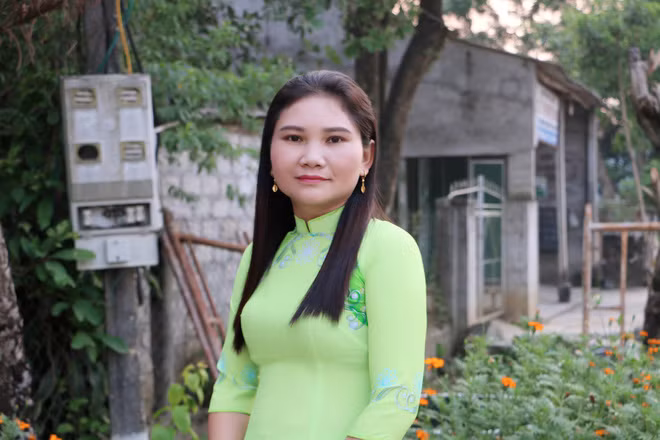 Và người phụ nữ khiến chị em "đau đầu" để tìm ra đó chính là cô Nguyệt - mẹ của Thu - mặc áo dài màu xanh. Cô Nguyệt sinh năm 1976, năm nay 41 tuổi và dù đã trải qua 4 lần sinh nở nhưng mẹ của Thu vẫn tươi tắn và trẻ trung như con gái.