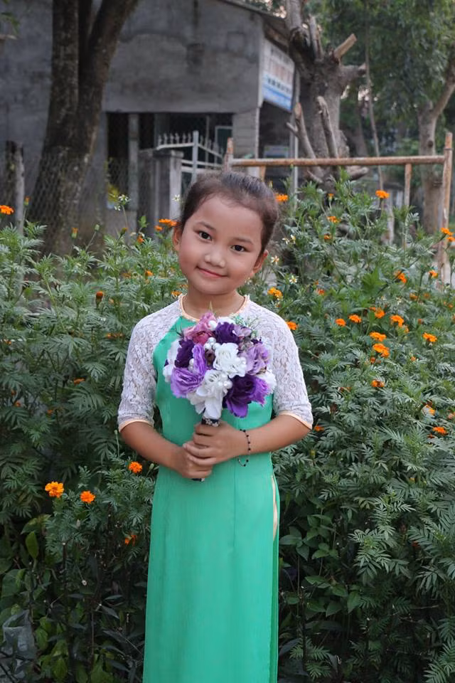 Cô em gái nhỏ 9 tuổi của Thu cũng được nhận xét là được thừa hưởng nét đẹp từ mẹ với gương mặt hiền lành, bầu bĩnh và nụ cười tươi.