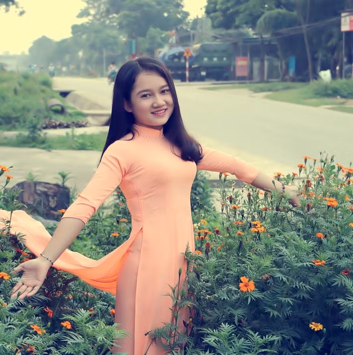 Đáp án nhanh chóng được đưa ra lời giải. Theo đó, cô gái trẻ mặc áo dài màu da cam và cũng là người chia sẻ bức ảnh có tên Hồ Thị Thu, sinh năm 1996, hiện là sinh viên khoa Sư phạm Ngoại ngữ của trường Đại học Vinh (Nghệ An). Thu là chị cả trong gia đình có 4 chị em.