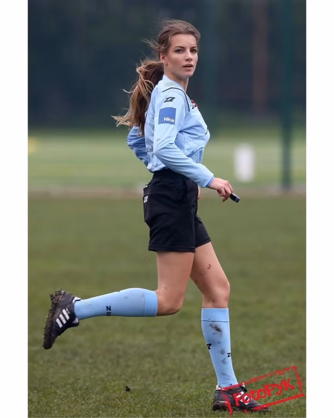 Karolina Boja 20 tuổi là nữ trọng tài xinh đẹp của Ba Lan.