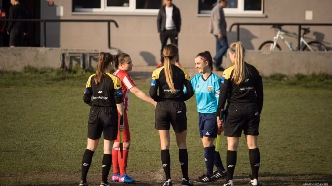 Trước đó, nữ trọng tài 20 tuổi chủ yếu cầm còi ở các trận bóng đá nữ.