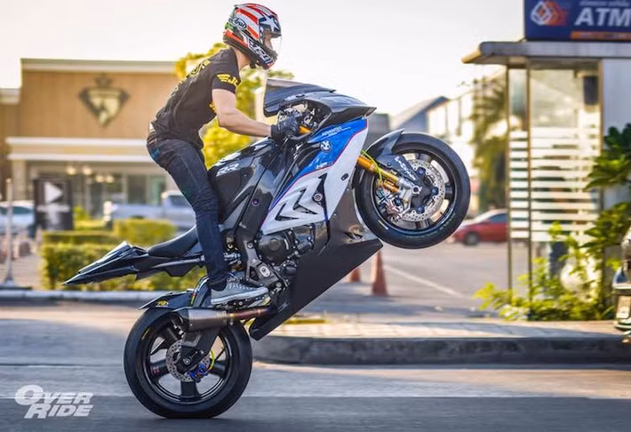 Sở hữu hiệu năng thuộc hàng "top" trong Thế giới superbike, chiếc BMW S1000RR đời 2016 còn biến thành một "đường phố" thực thụ với trọng lượng siêu nhẹ và loạt phụ tùng "siêu khủng". Chính vì vậy, JC Superbike đã đặt cho bản độ này một cái tên xứng đáng là "Thợ săn của biển cả" (Hunter of the Sea), với "hàm ý" chỉ loài cá mập hung dữ.