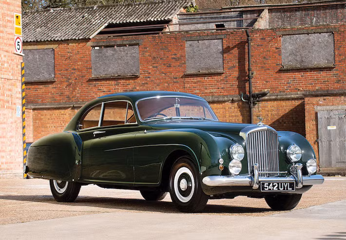 Dựa trên cơ sở dòng sedan siêu sang Bentley R-Type, Bentley R-Type Continental Sports Saloon là phiên bản hiệu năng cao, đồng thời cũng là một trong những mẫu xe 4 chỗ nhanh nhất Thế giới vào đầu thập niên 50. Ra đời trong thời kỳ Rolls-Royce vẫn còn đang sở hữu Bentley sau Thế chiến II, R-Type Continental được mệnh danh là một trong những mẫu Bentley đẹp và đáng giá nhất từng được sản xuất.