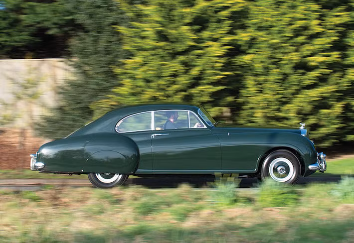 Dù mang chữ Continental (lục địa) trong tên gọi, tuy nhiên R-Type Continental được sản xuất chỉ để phục vụ chính cho thị trường Anh Quốc. Trong số 207 chiếc từng được sản xuất, chỉ có 43 chiếc có tay lái thuận. Chiếc R-Type Continental xuất hiện trong bài viết này thuộc đời 1953 và có số chassis BC20A.