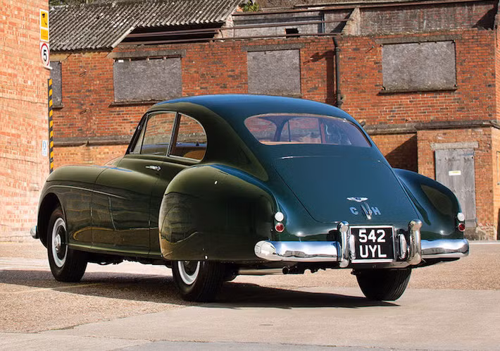 Dù đã được thiết kế từ gần 65 năm trước, tuy nhiên R-Type Continental vẫn có nhiều chi tiết mang tính khí động học. Không chỉ có "phom" thuôn dài về phía sau, chiếc xe còn sở hữu hốc bánh sau được che đi và có thêm "vây" gió ở hai bên, tăng sự ổn định ở tốc độ cao và khi ngược gió.