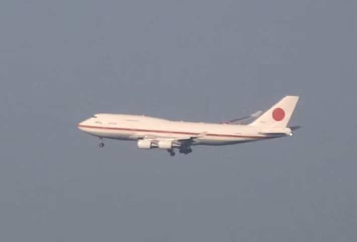 Chuyên cơ chở Nhà vua và Hoàng hậu Nhật Bản chuẩn bị đáp xuống sân bay Phú Bài, Thừa Thiên - Huế