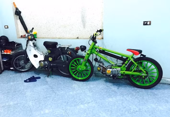 Kích thước của chiếc "xe đạp ruồi" chạy động cơ Super Cub này nhỏ gọn hơn nhiều so với xe nguyên bản về chiều rộng, nhưng vẫn có chiều dài tương đương. Theo người chơi xe, chi phí để tạo ra một chiếc xe tương tự là khoảng 10 triệu đồng.