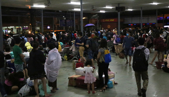 Nhiều trẻ nhỏ cũng phải chịu cảnh khốn đốn cùng người thân của mình trở lại TP HCM sau kỳ nghỉ lễ.