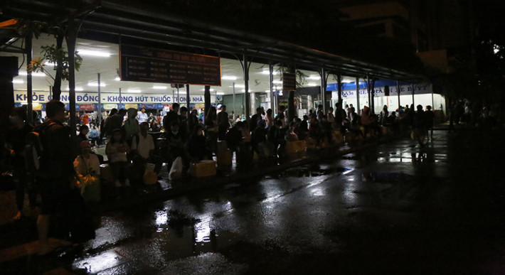 Thời điểm này, khu vực TP HCM có mưa rất lớn khiến hành khách tại bến xe phải trú lại trong nhà ga...