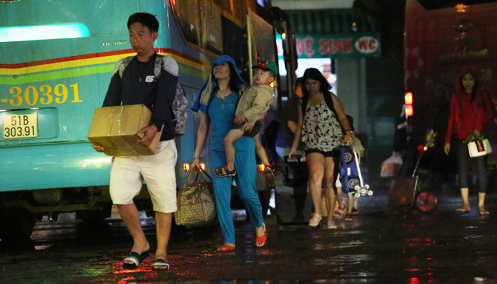 Chưa bao giờ đường trở về Sài Gòn lại khổ đến thế với hàng trăm người dân khi đến bến xe miền Đông lại hứng chịu cảnh mưa to. Đợi hàng giờ đồng hồ vẫn chưa lên được xe buýt vì quá đông.