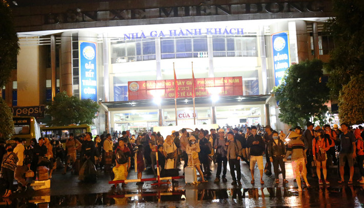 Rạng sáng nay 2/5, hàng nghìn người dân vẫn còn ùn ùn trở về TP HCM sau kỳ nghỉ lễ khiến bến xe Miền Đông (quận Bình Thạnh) quá tải.