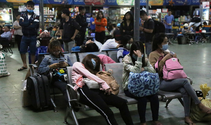 Nhiều người gật gù vì mệt mỏi sau chuyến xe dài và gặp cảnh mưa như trút nước khi đến TP HCM.