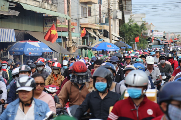 Tại bến phà Cát Lái (phía bờ Nhơn Trạch, tỉnh Đồng Nai), hàng vạn người dân (đa số đi xe máy) từ các tỉnh Đồng Nai, Bà Rịa - Vũng Tàu, Bình Thuận...cũng ồ ạt đổ về để qua phà trở lại TP HCM.