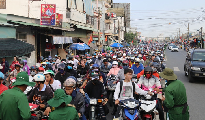 Giao thông trước bến phà ùn ứ nghiêm trọng.