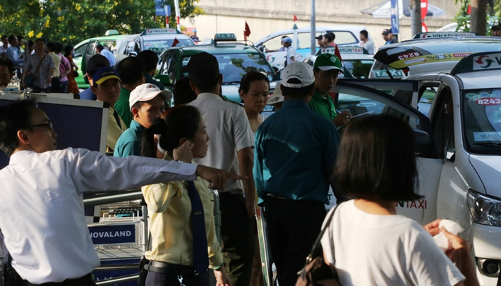 “Tôi nghĩ rằng đặt vé về sớm để bớt cảnh đông đúc nhưng không ngờ sân bay hôm nay lại đông đến thế. Gia đình tôi từ Phú Quốc trở về sau kỳ nghỉ, mặc dù rút ngắn được thời gian nhưng cũng khá mệt do sân bay quá đông người”, chị Thu (quận Phú Nhuận) chia sẻ với PV.