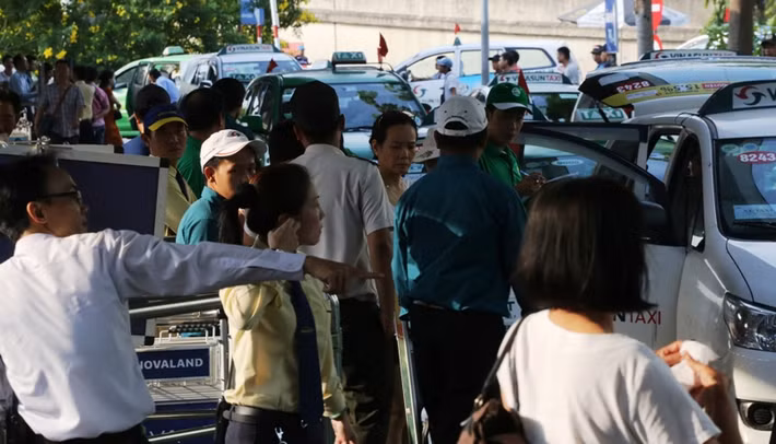 “Tôi nghĩ rằng đặt vé về sớm để bớt cảnh đông đúc nhưng không ngờ sân bay hôm nay lại đông đến thế. Gia đình tôi từ Phú Quốc trở về sau kỳ nghỉ, mặc dù rút ngắn được thời gian nhưng cũng khá mệt do sân bay quá đông người”, chị Thu (quận Phú Nhuận) chia sẻ với PV.